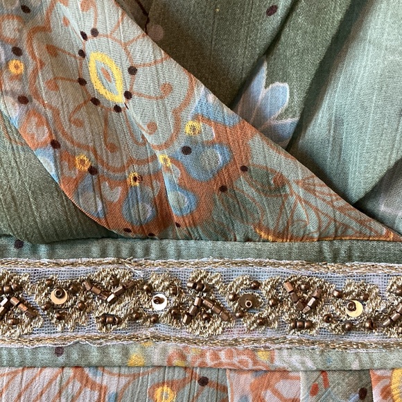 Silk blouse w/beads - Picture 3 of 7